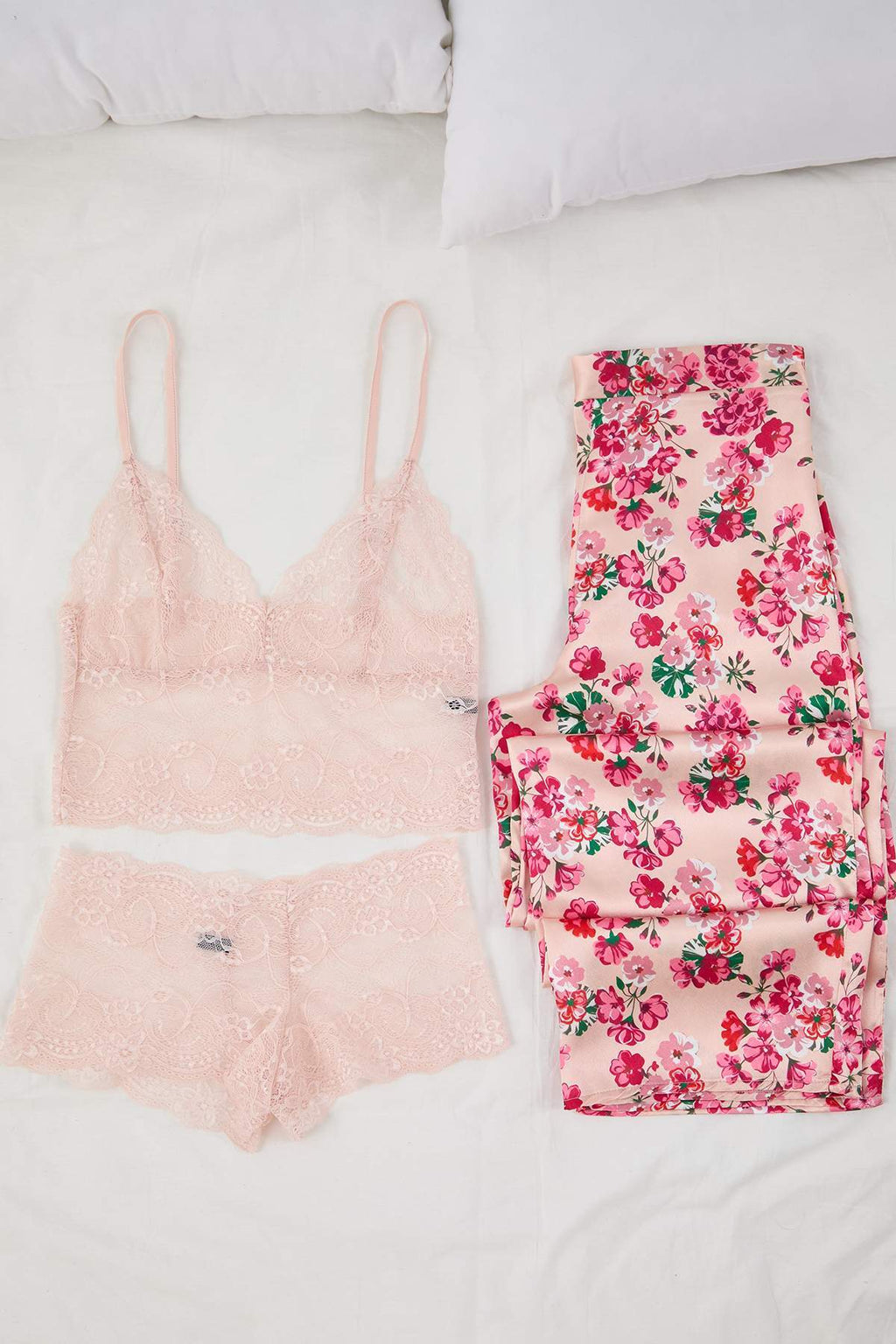 Trendyolmilla Çok Renkli 3'lü Çeyiz Set Çiçekli Üst Dantel, Alt Saten Külotlu Dokuma Pijama Takımı THMAW26PT00077