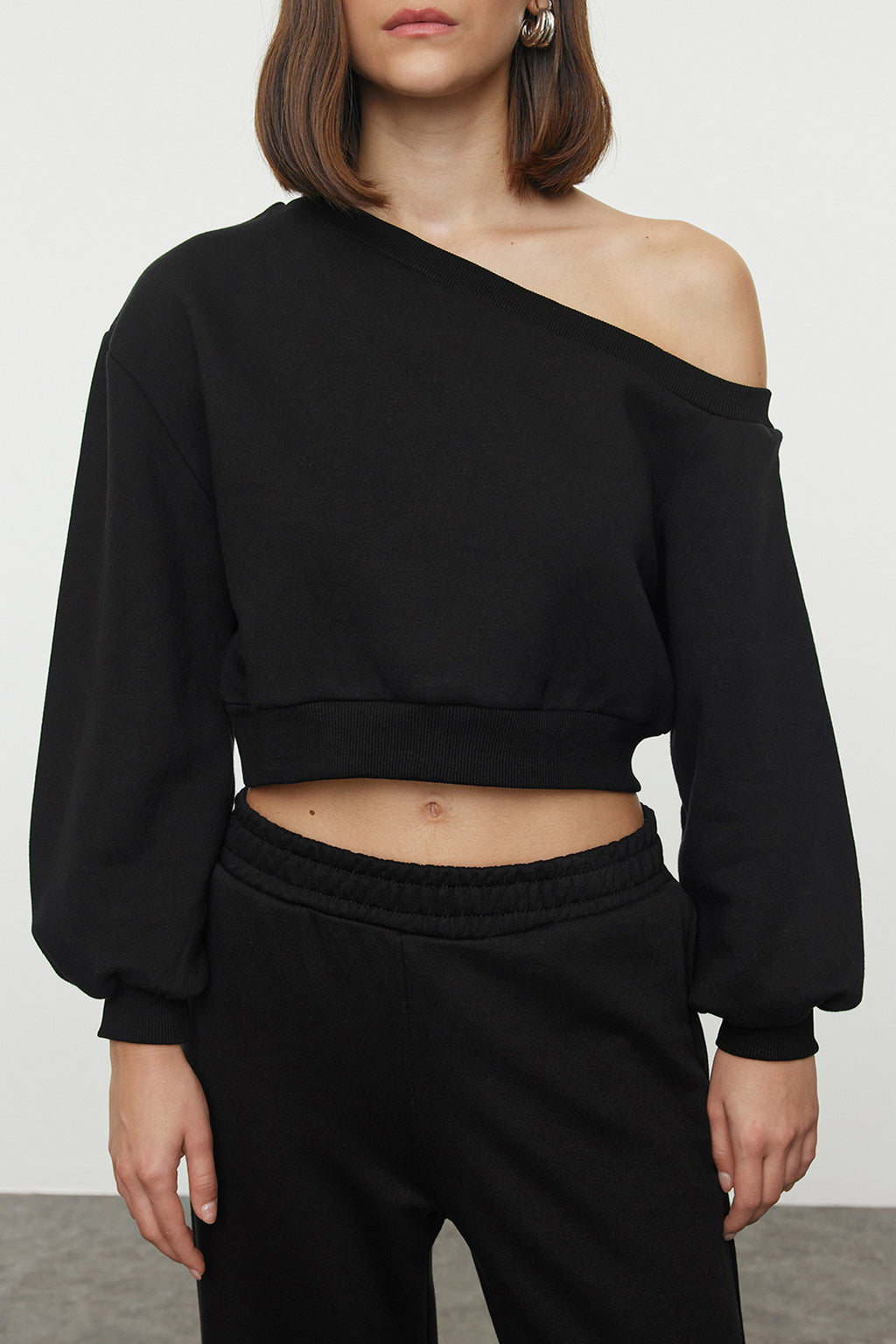 Trendyolmilla Teen Lacivert Çizgili Regular Kalıp İçi Polarlı Crop Asimetrik Yaka Örme Sweatshirt TWOAW25SW00143