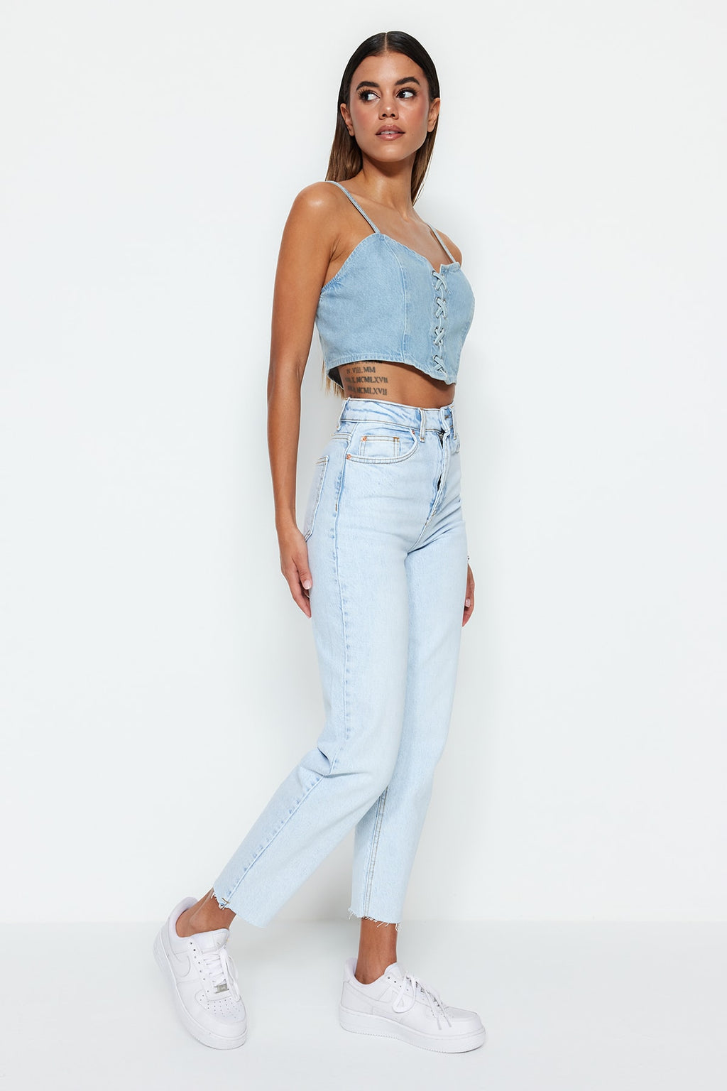 Trendyolmilla Açık Mavi Yüksek Bel Az Esnek Mom Kesik Paça Jeans TWOSS23JE00094