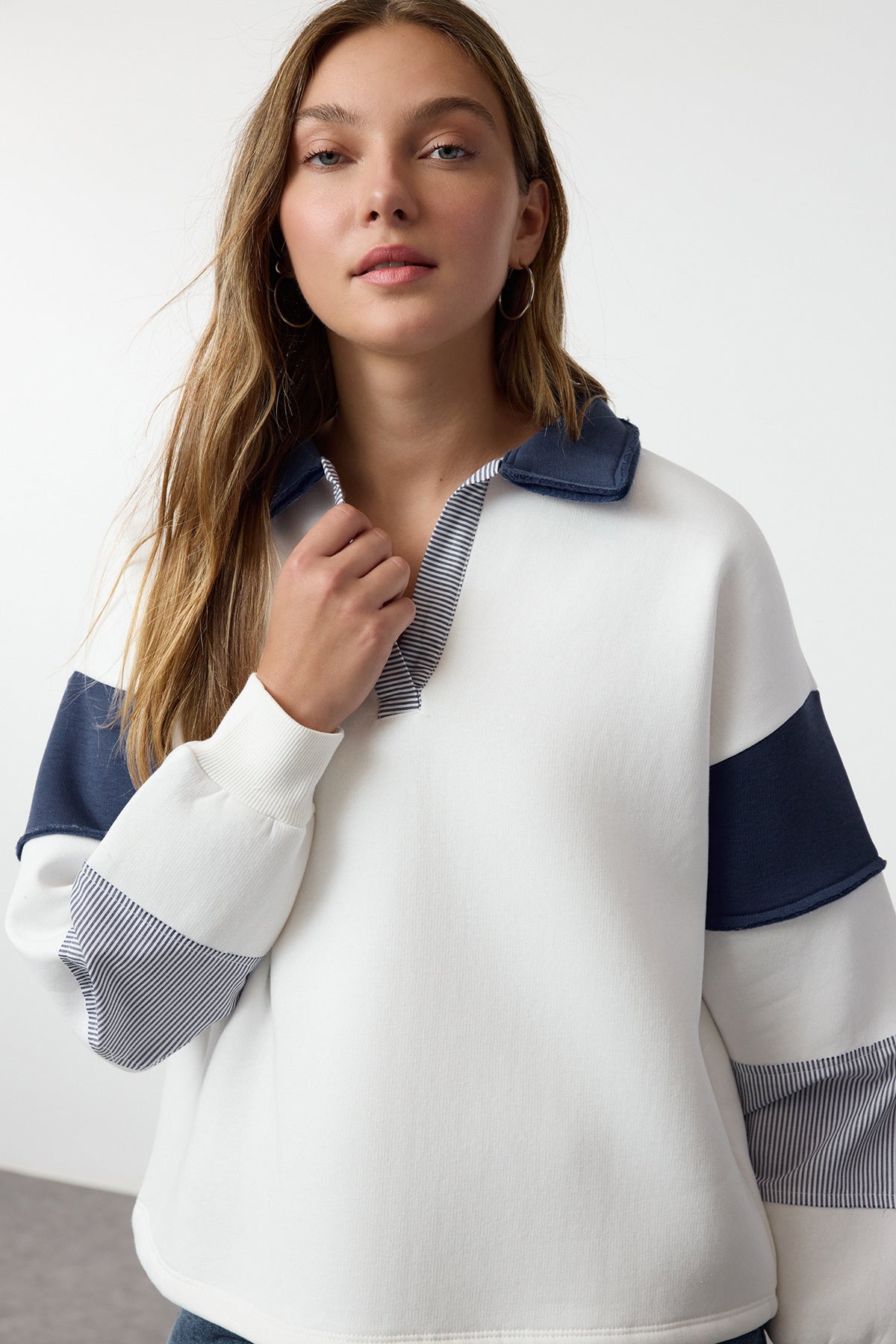 Ekru Renk Bloklu Dokuma Garnili Oversize/Geniş Kalıp Örme Sweatshirt TWOAW25SW00199