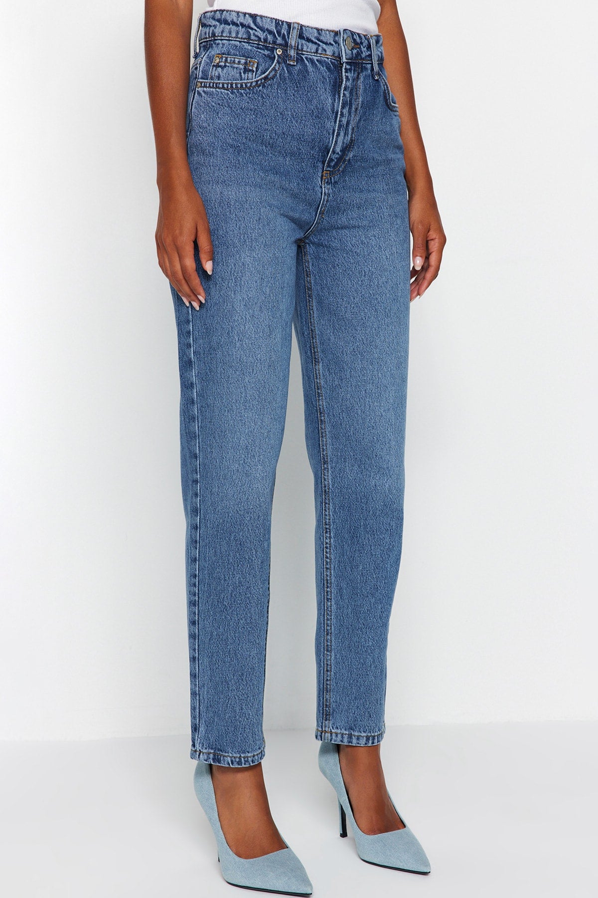 Trendyolmilla Mavi Yüksek Bel Mom %100 Pamuk Non-Stretch Jeans TWOAW24JE00076