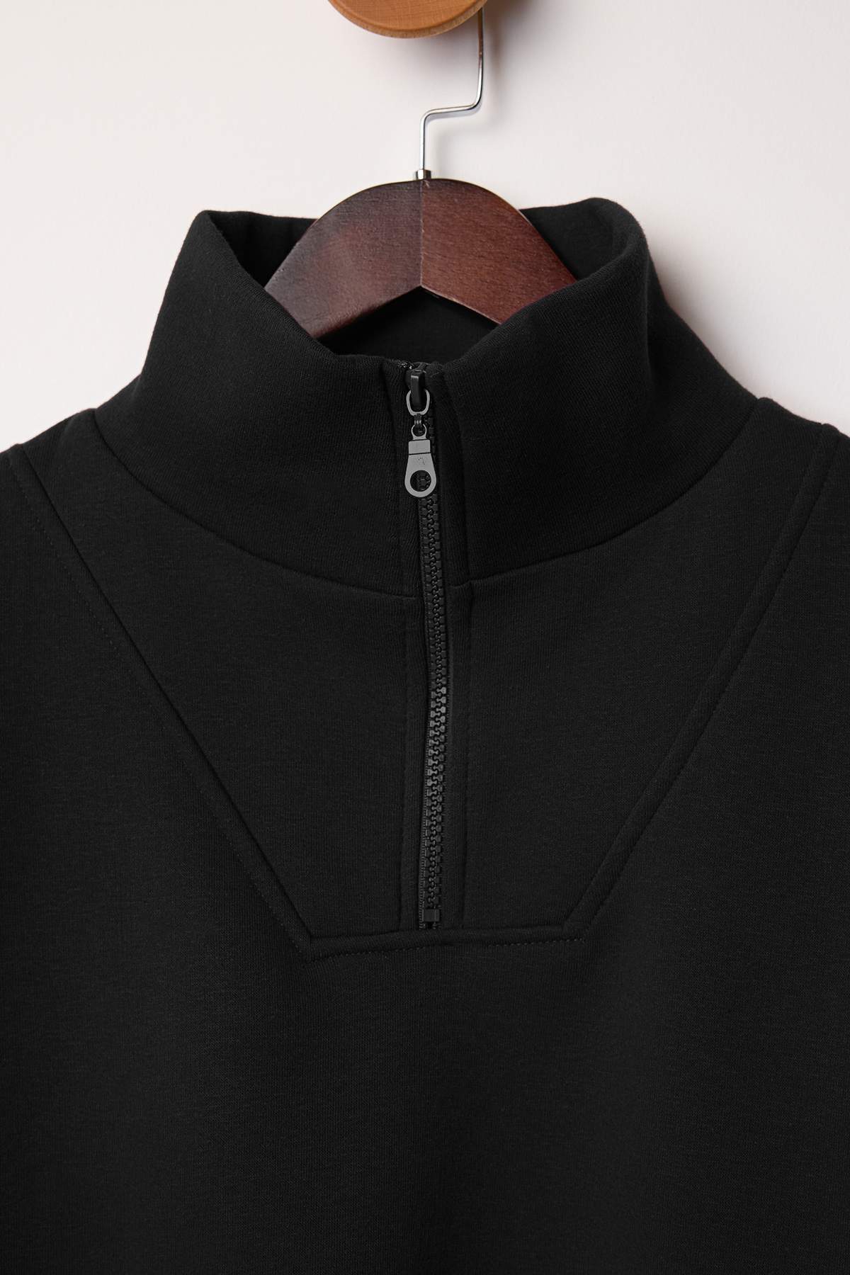 Trendyolmilla Siyah Kalın İçi Polarlı Dik Yaka Yarım Pat Fermuarı Crop Örme Sweatshirt TWOAW26SW00233