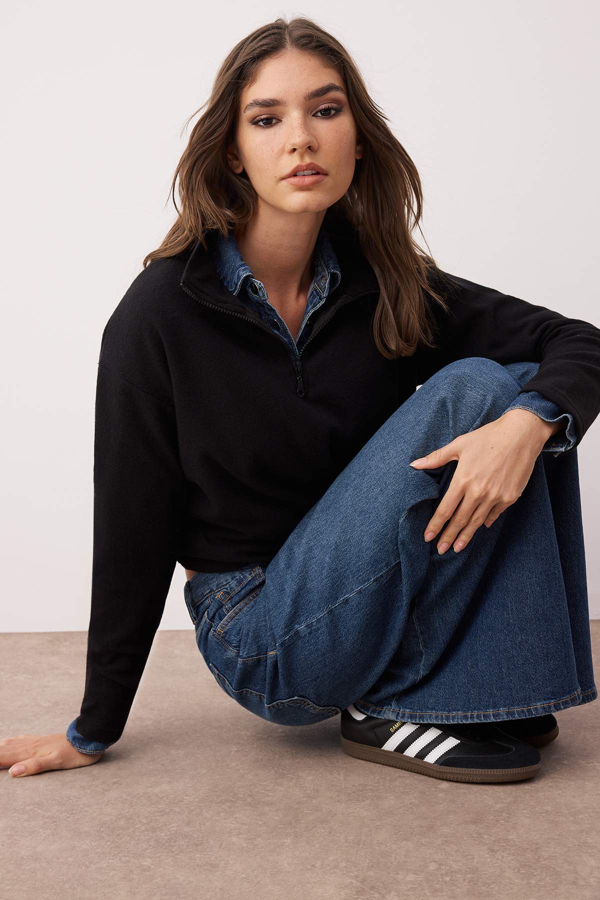 Trendyolmilla Siyah Selanik/Triko Görünümlü Fermuarlı Yaka Regular/Normal Kalıp Örme Sweatshirt TWOAW22SW0732