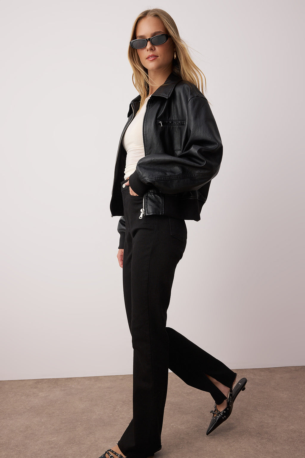 Trendyolmilla Lacivert Yırtmaçlı Yüksek Bel Comfort/Esnek Flare İspanyol Paça Jeans TWOAW22JE0382