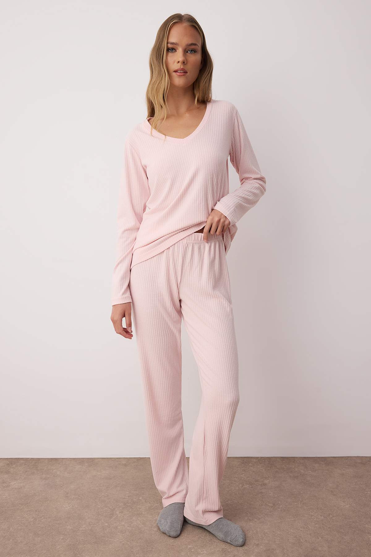 Pembe V Yaka Yumuşak Tuşe Fırçalı Kışlık Fitilli Örme Pijama Takımı THMAW26PT00074 Secondary image