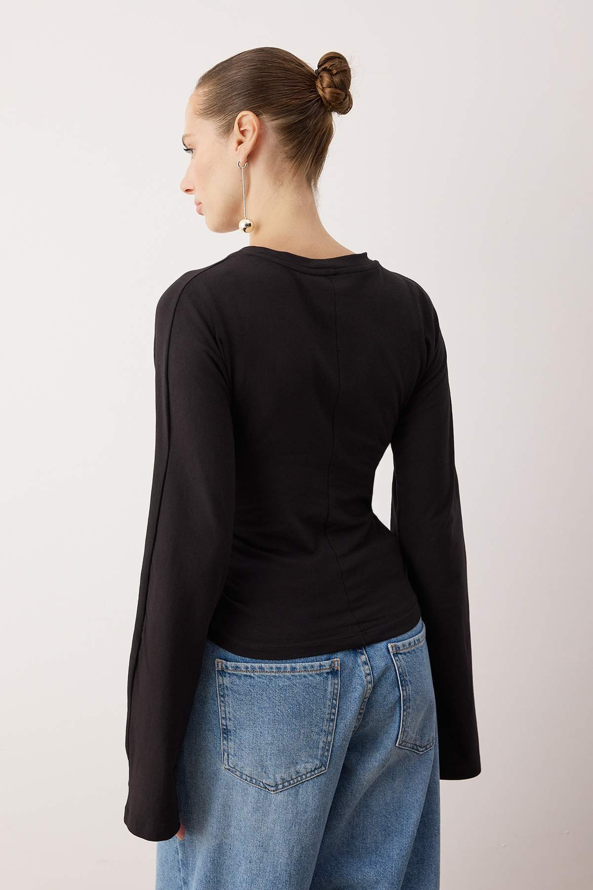 Trendyolmilla Gri İspanyol Kol Büzgü Detaylı Regular/Normal Kalıp Örme Bluz TWOAW26BZ00293
