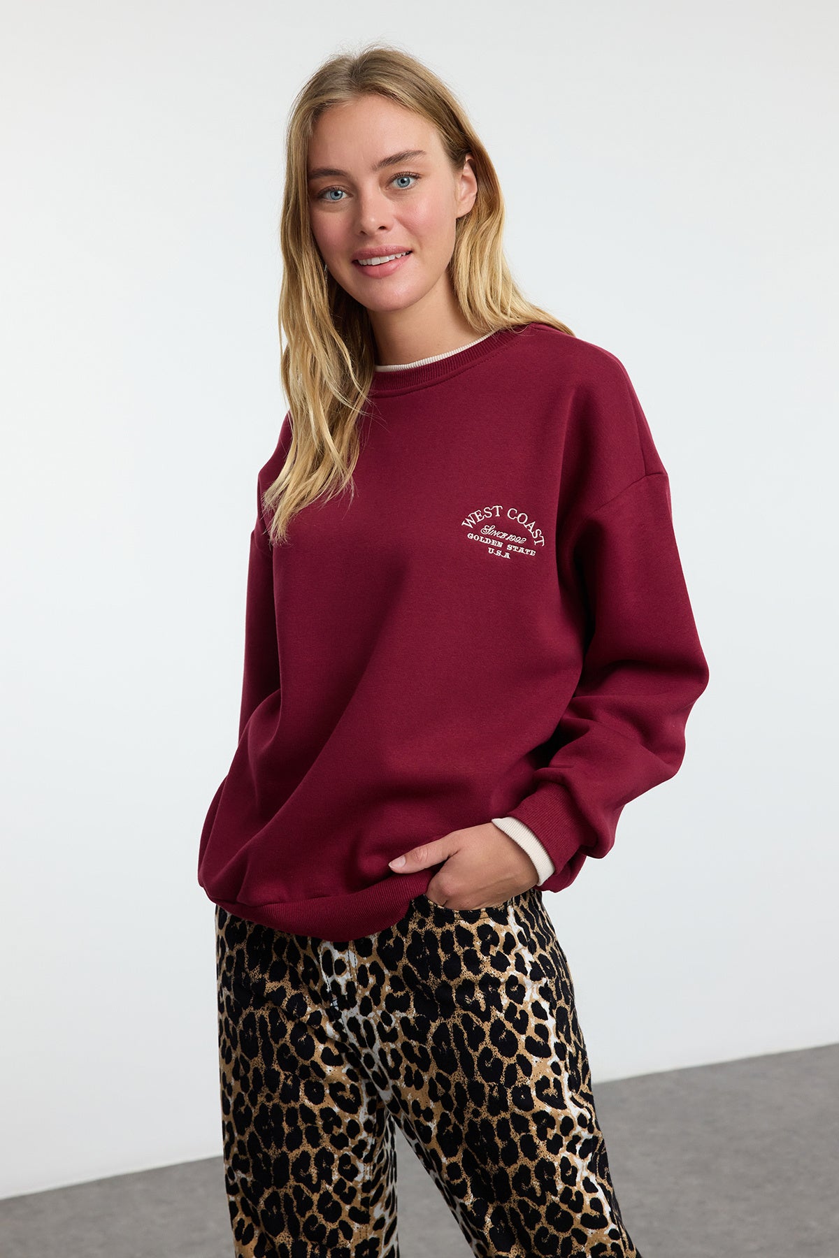 Bordo Slogan Nakışlı Renk Bloklu Oversize Kalıp Kalın İçi Polarlı Örme Sweatshirt TWOAW25SW00245 Main image