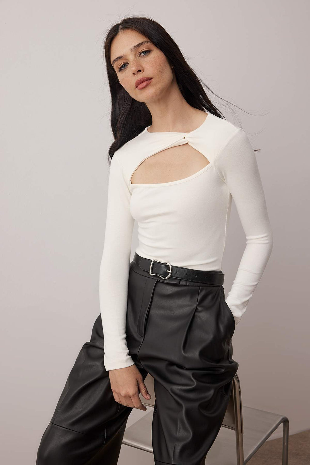 Trendyolmilla Kırmızı Cut Out Detaylı Vücuda Oturan Yumuşak Tuşeli Esnek Örme Bluz TWOAW26BZ00126