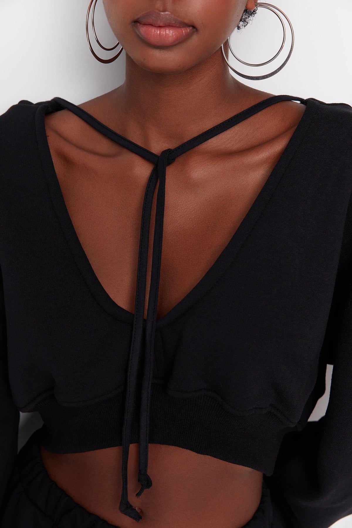Trendyolmilla Siyah Kalın İçi Polarlı Kapüşonlu V Yaka Rahat Kesim Crop Örme Sweatshirt TWOAW23SW00096