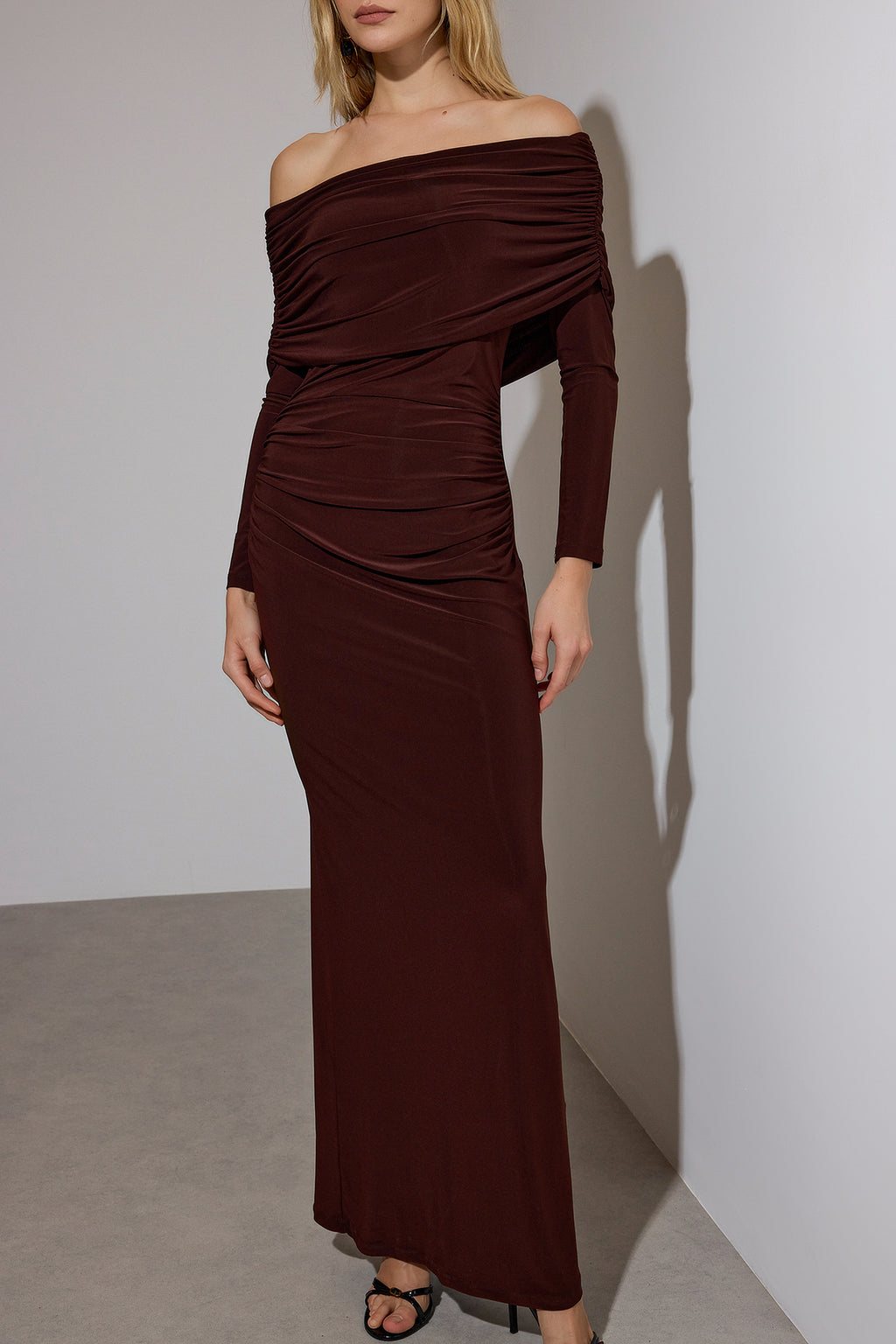 Trendyolmilla Limited Edition Siyah Büzgülü Carmen Yaka Esnek Maxi Örme Elbise TWOAW26EL00112