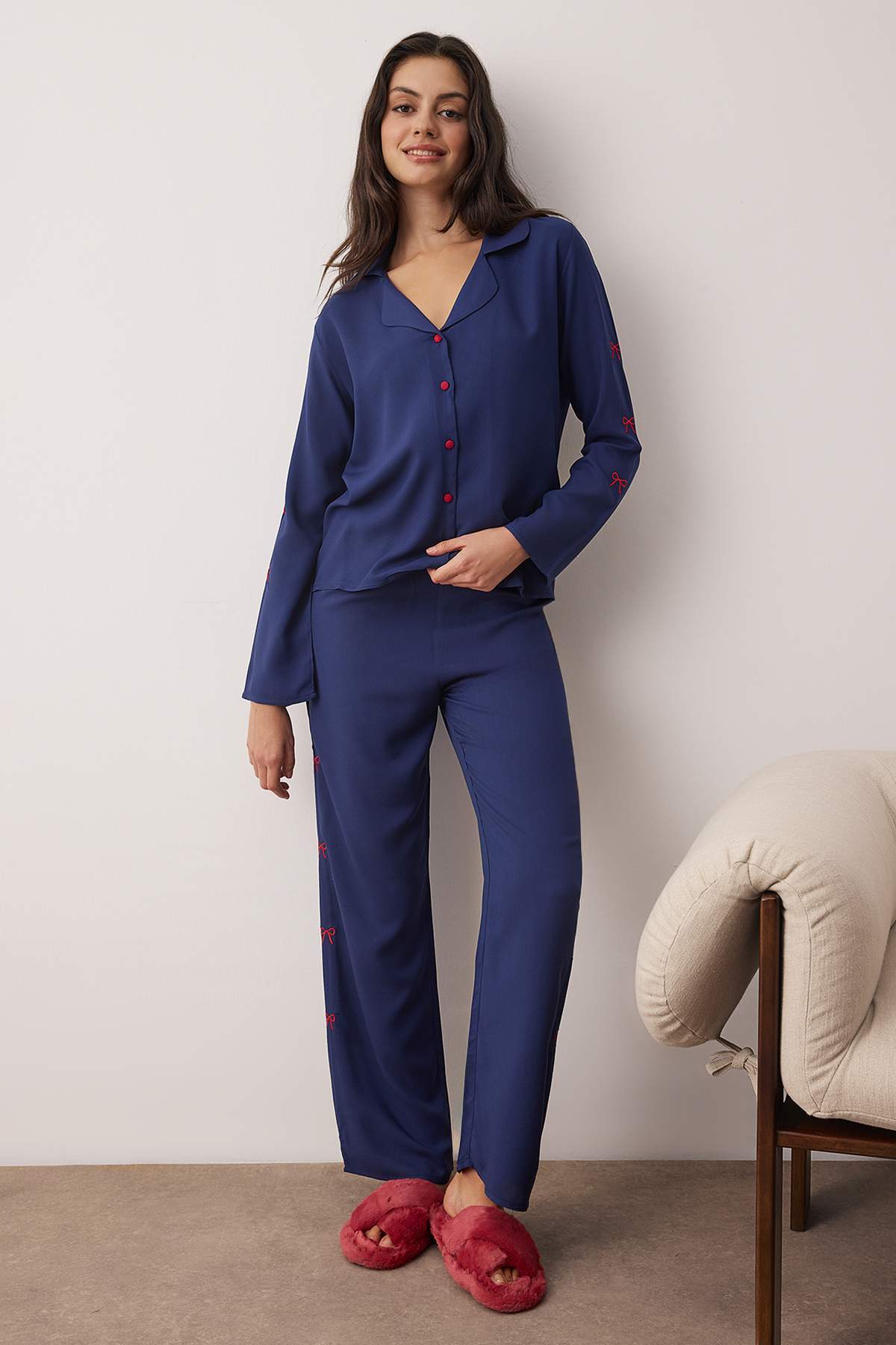 Trendyolmilla Lacivert Kurdele/Fiyonk Nakış Detaylı Viskon Dokuma Pijama Takımı THMAW26PT00089