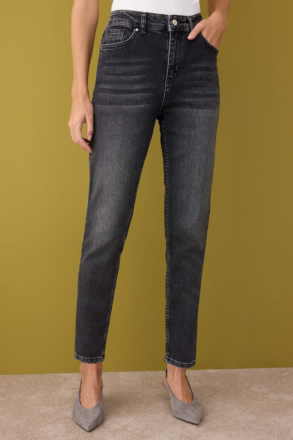 Trendyolmilla Antrasit Yüksek Bel Esnek Comfort Yeni Mom Jeans TWOAW26JE00056