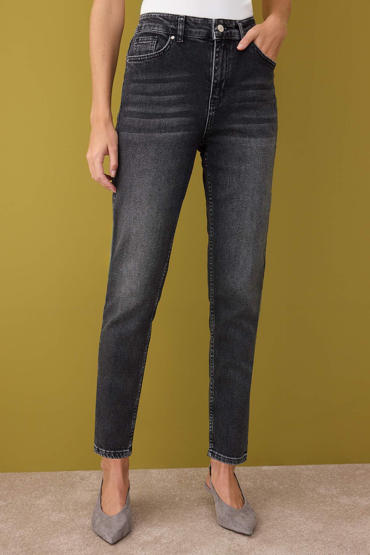 Trendyolmilla Antrasit Yüksek Bel Esnek Comfort Yeni Mom Jeans TWOAW26JE00056