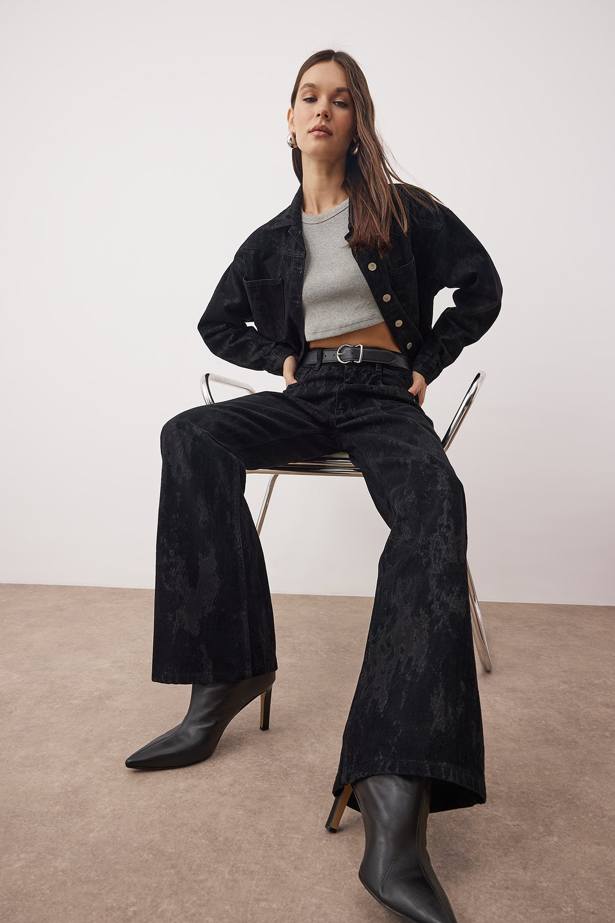 Siyah Siyah Süet Görünümlü Flok Baskılı Yüksek Bel Wide Leg Jeans Yüksek Bel Jeans TWOAW26JE00309 Secondary image