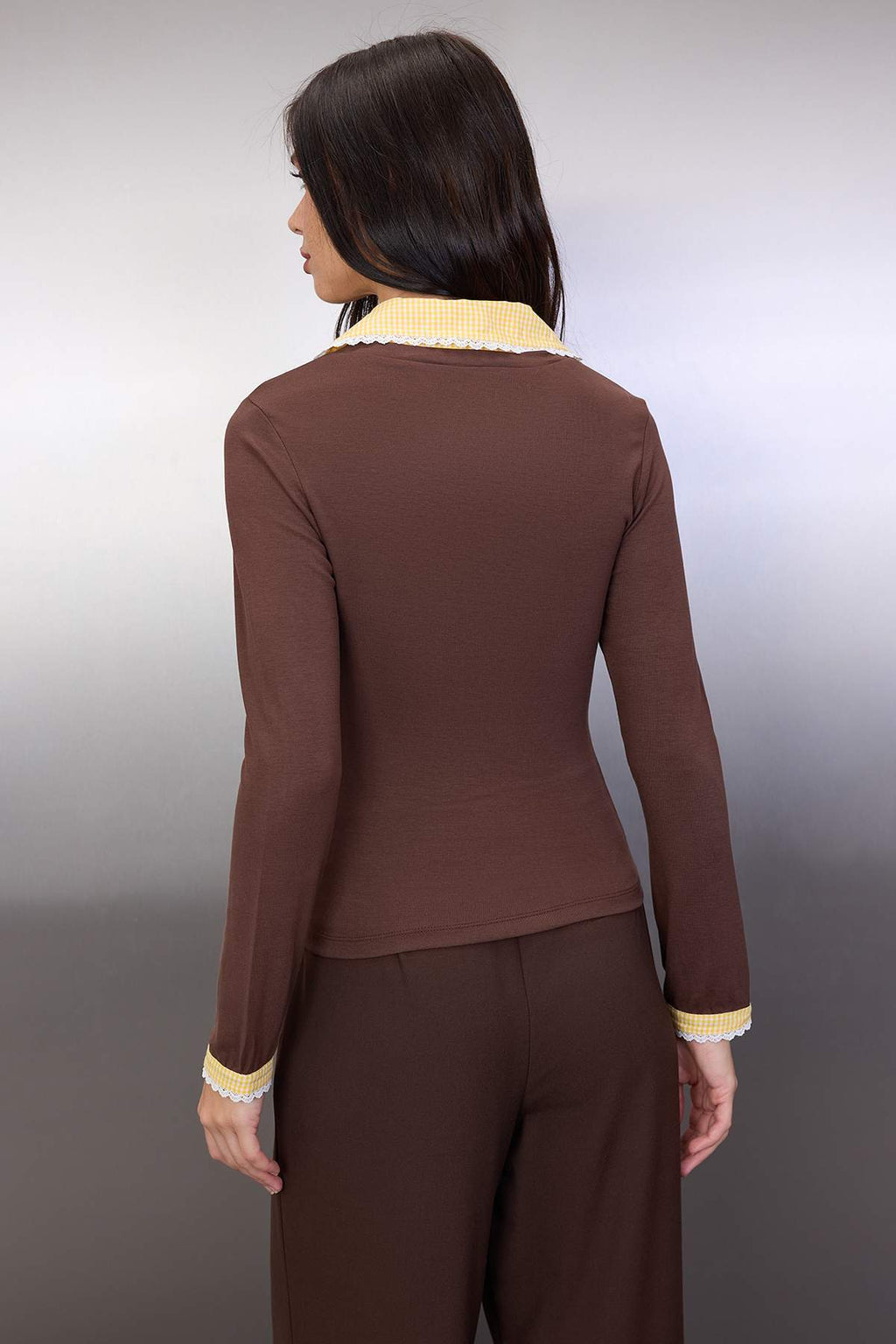 Trendyolmilla Kahverengi Ekose/Kareli Fitted/Vücuda Oturan Dokuma Detaylı Örme Bluz TWOAW26BZ00008