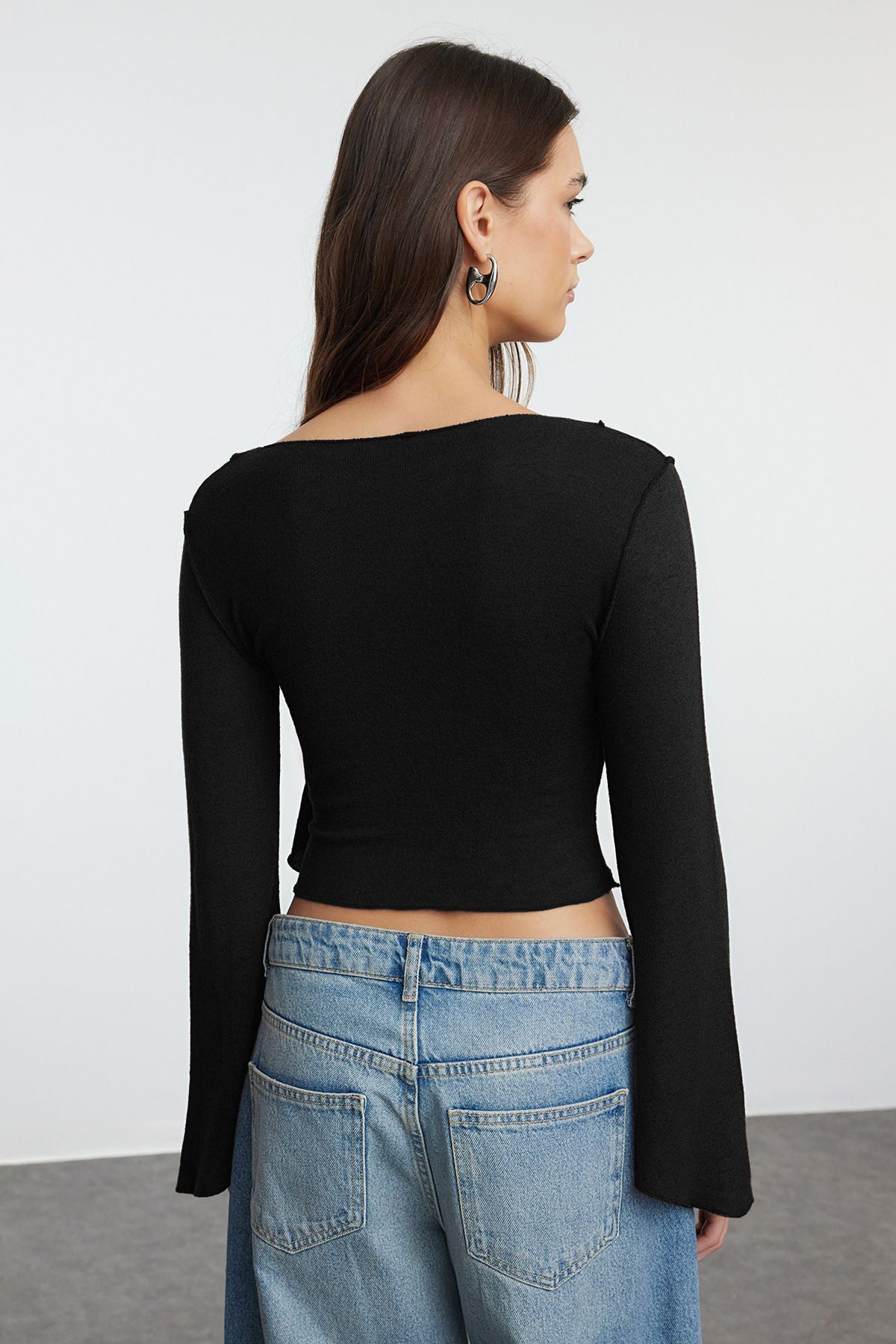 Trendyolmilla Siyah Anvelop Triko Görünümlü İspanyol Kol Regular/Normal Kalıp Örme Bluz TWOAW25BZ00151