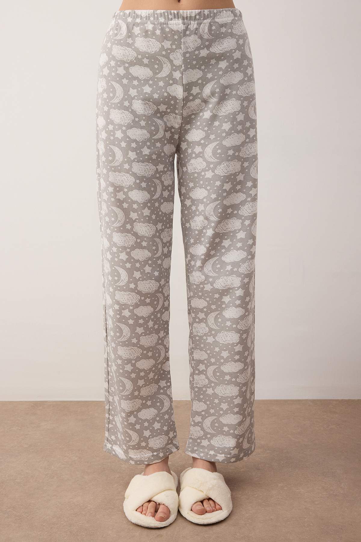 Trendyolmilla Gri Pamuklu Bulutlu Cep Detaylı Örme Pijama Takımı THMAW25PT00227
