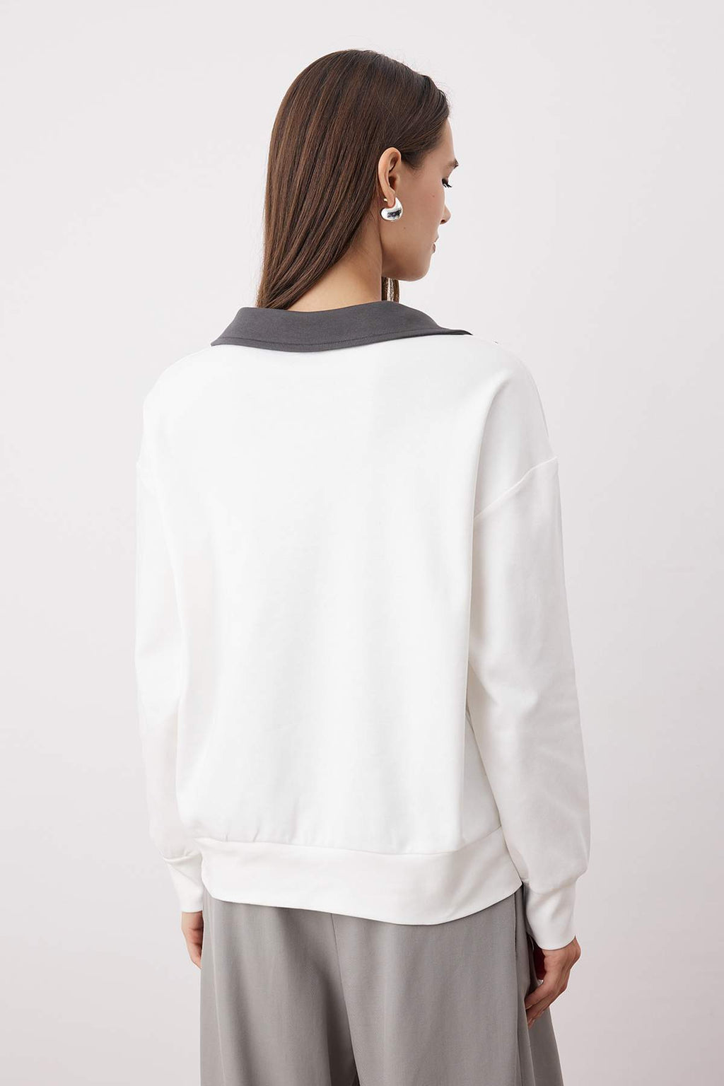 Trendyolmilla Ekru Renk Bloklu Polo Yaka Relaxed/Rahat Kalıp Örme Sweatshirt TWOAW26SW00043
