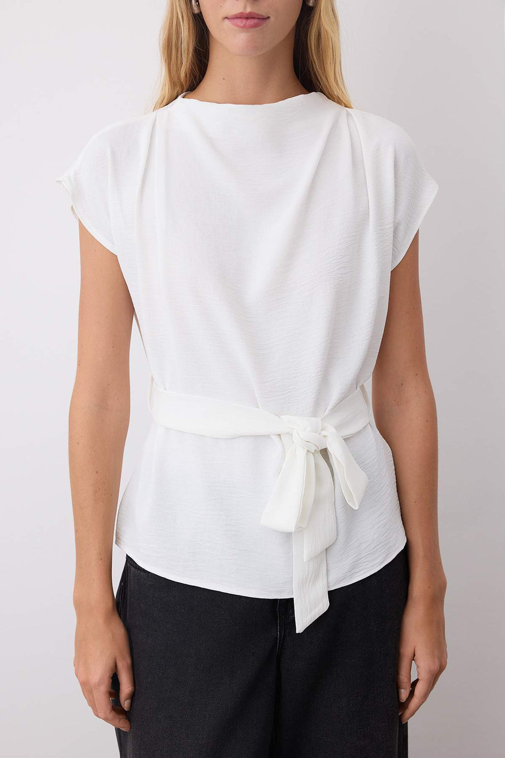 Trendyolmilla Siyah Kolsuz Kuşaklı Dokuma Bluz TWOAW26BZ00057