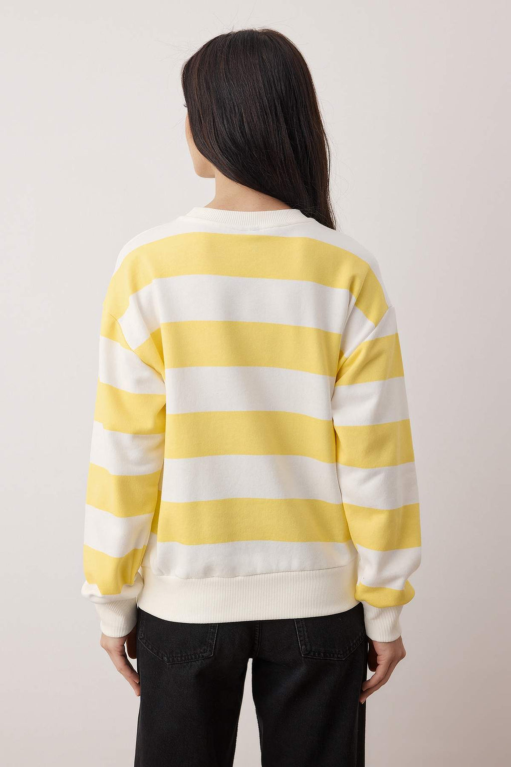 Sarı Baskılı Nakışlı Regular/Normal Kesim Örme Sweatshirt TWOAW26SW00230