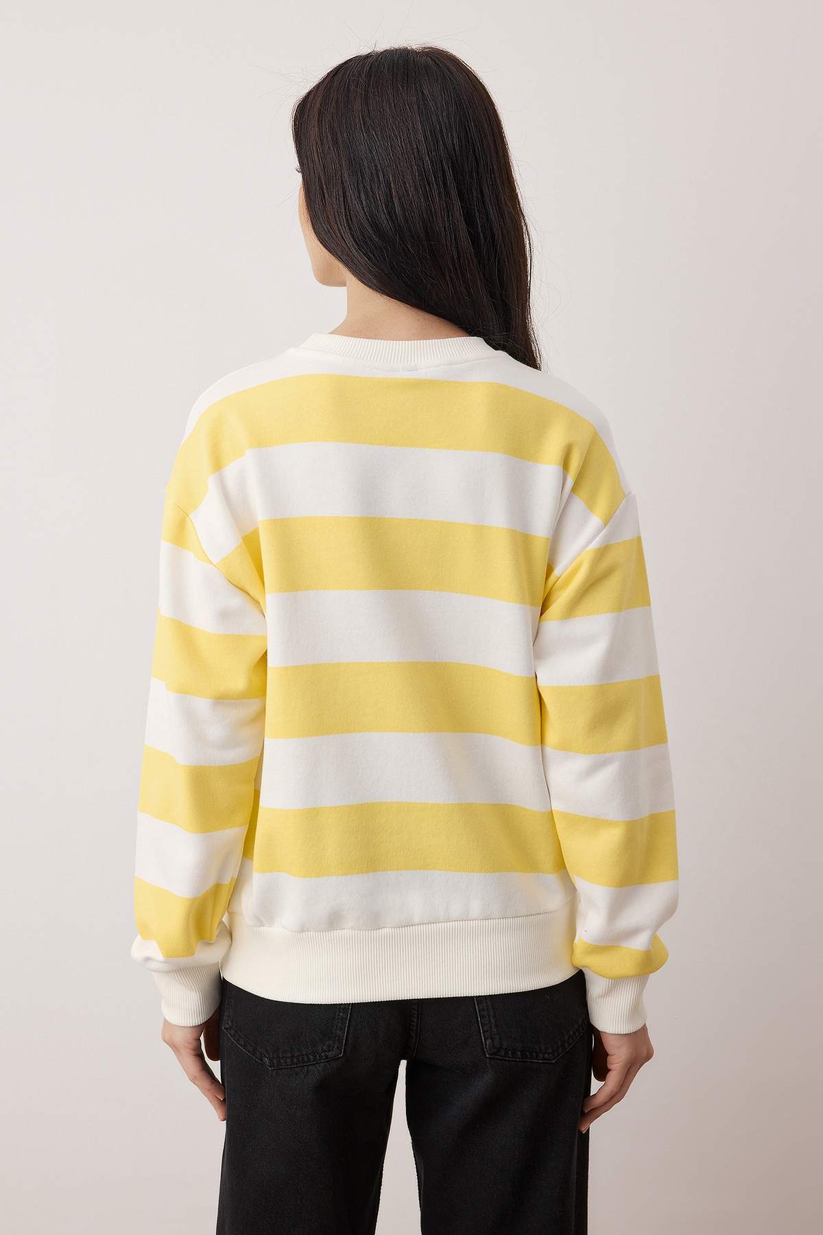 Sarı Baskılı Nakışlı Regular/Normal Kesim Örme Sweatshirt TWOAW26SW00230