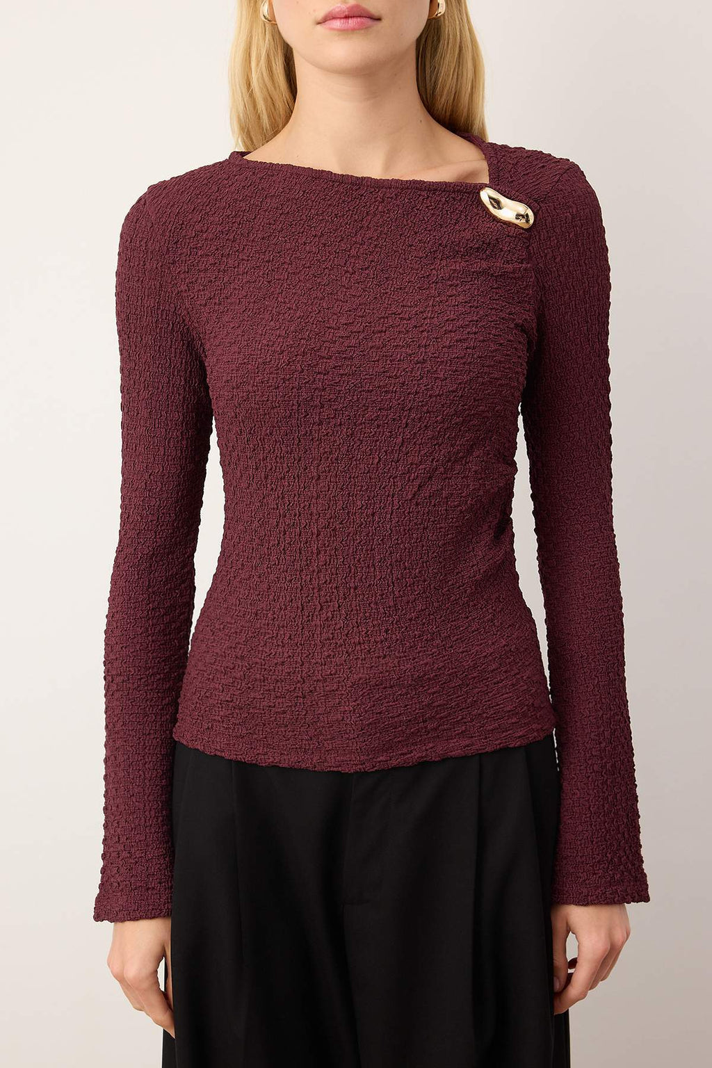 Trendyolmilla Kahverengi Fitted/Vücuda Oturan Aksesuar Detaylı Dokulu Uzun Kollu Esnek Örme Bluz TWOAW26BZ00134