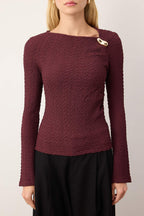 Trendyolmilla Kahverengi Fitted/Vücuda Oturan Aksesuar Detaylı Dokulu Uzun Kollu Esnek Örme Bluz TWOAW26BZ00134