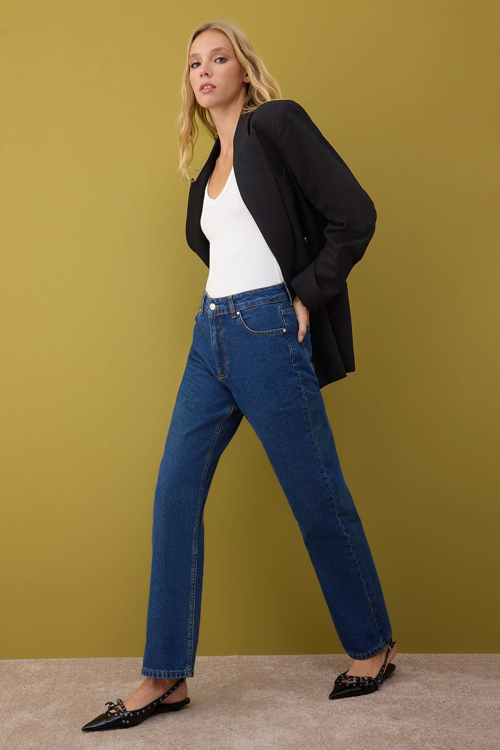 Trendyolmilla Siyah Yüksek Bel Straight Smoke Jeans TWOAW26JE00158