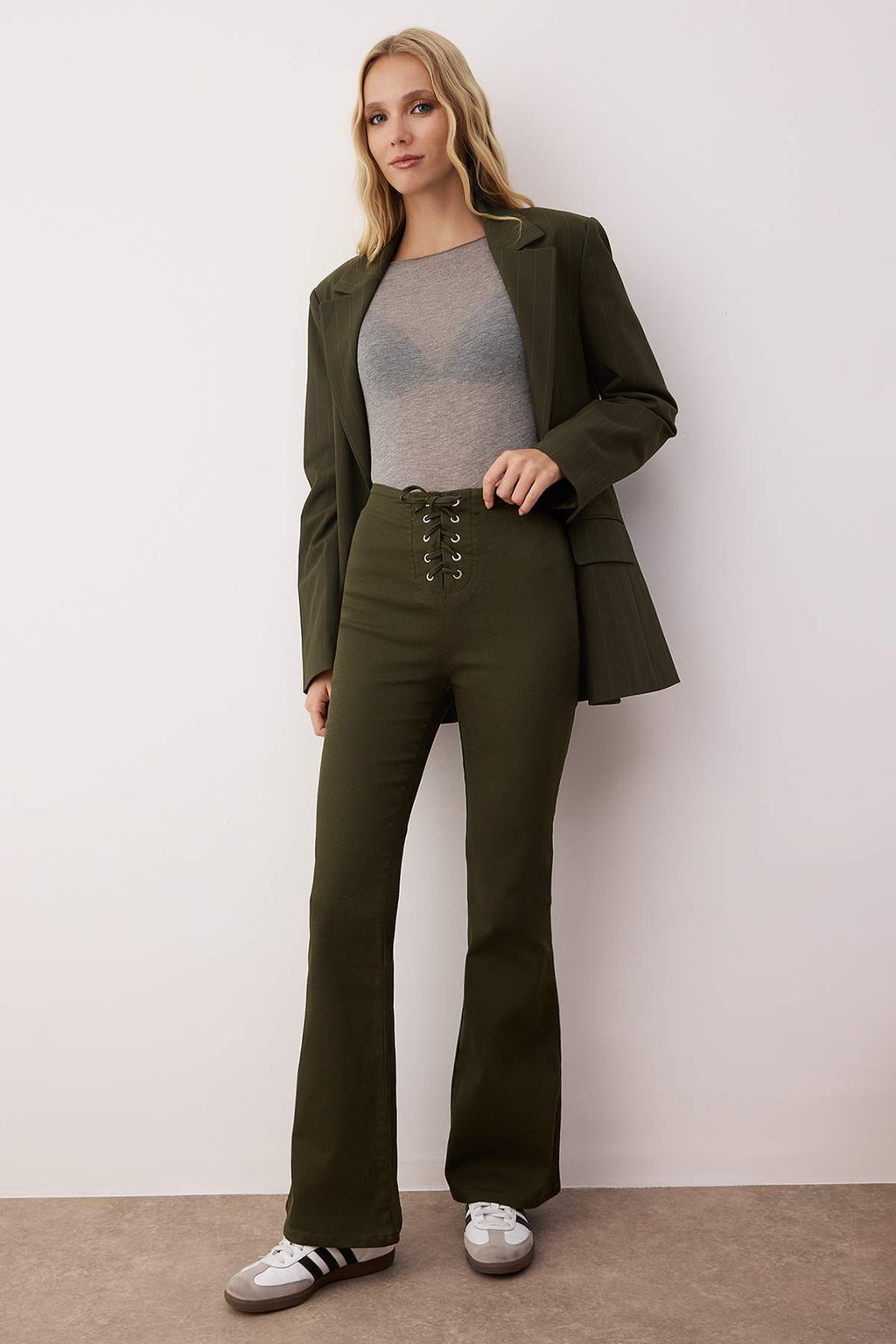 Trendyolmilla Haki Flare Kalıp Bağlama Detaylı Bootcut Gabardin Pantolon TWOAW26PL00064