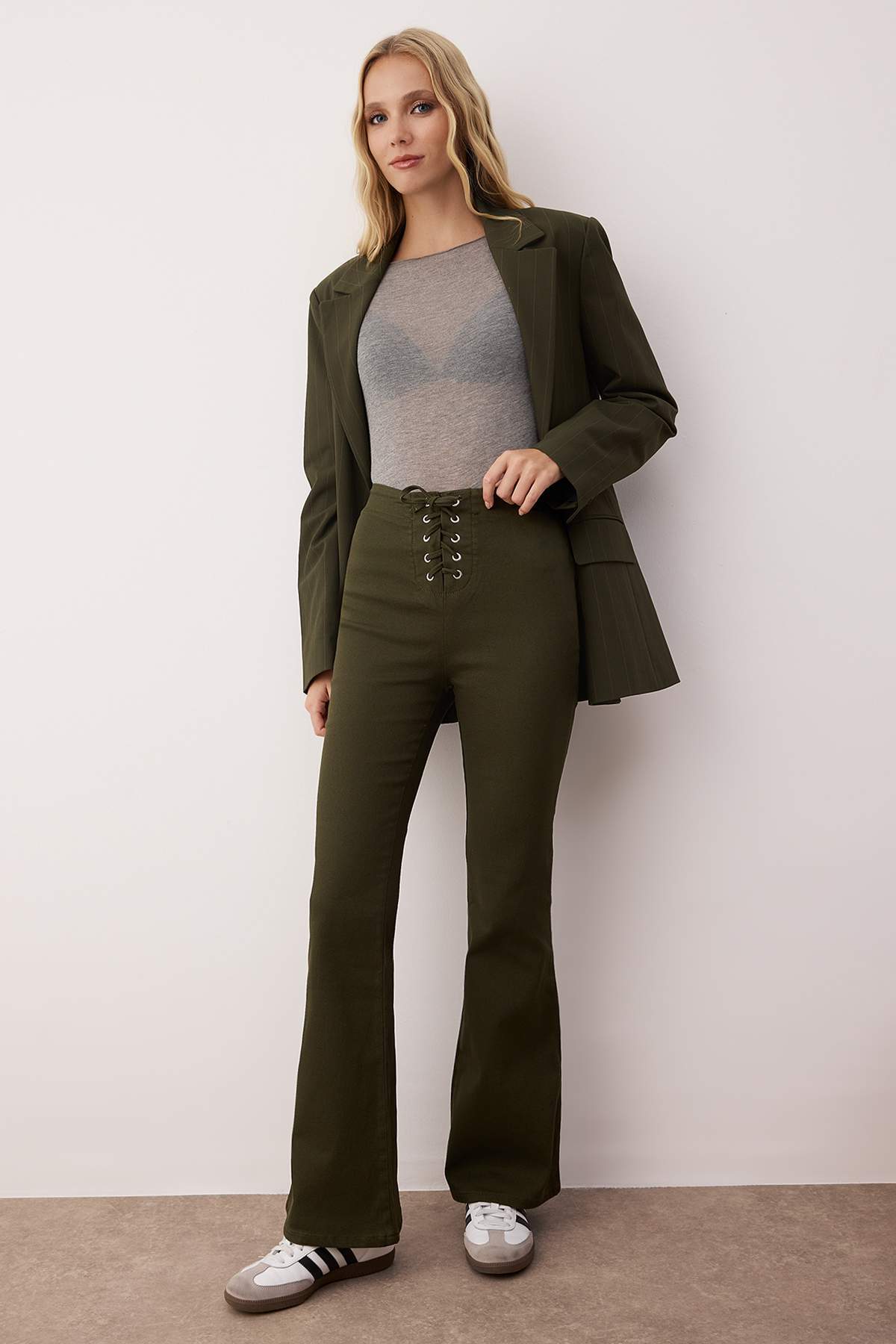 Trendyolmilla Haki Flare Kalıp Bağlama Detaylı Bootcut Gabardin Pantolon TWOAW26PL00064