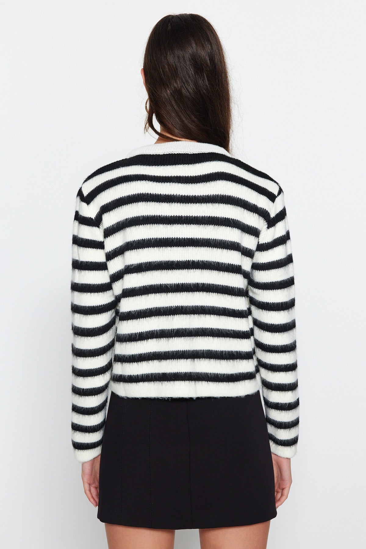 Trendyolmilla Ekru Yumuşak Dokulu Çizgili Fitted Triko Hırka TWOAW24HI00040