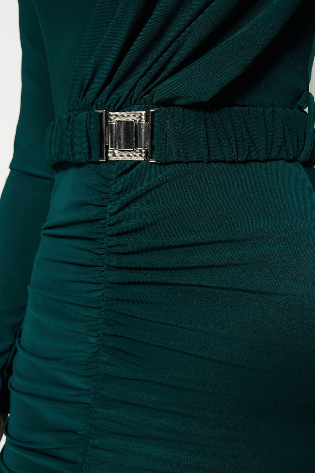 Trendyolmilla Siyah Fitted/Vücuda Oturan Dik Yaka Drapeli Kemerli Esnek Örme Kalem Elbise TWOAW22EL0434