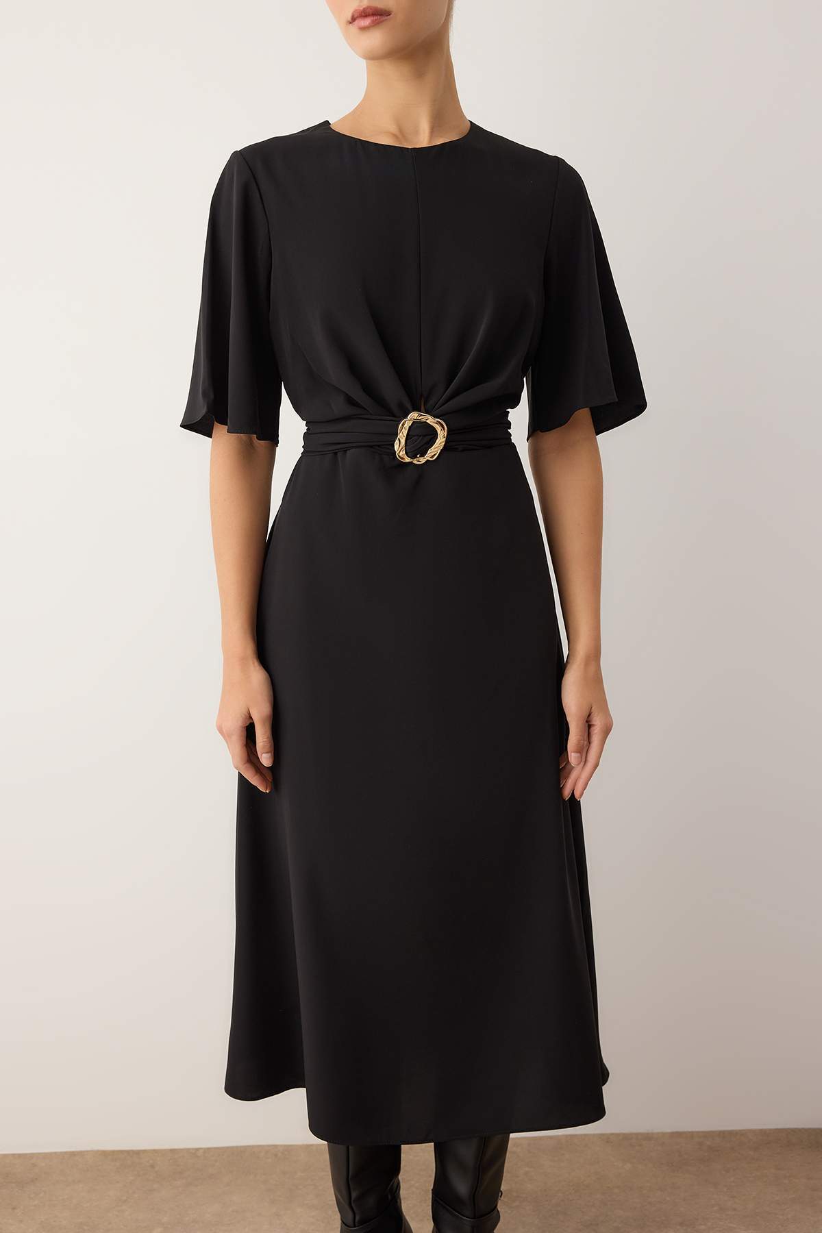 Siyah Düz Aksesuar Detaylı Midi Dokuma Elbise TWOAW26EL00067