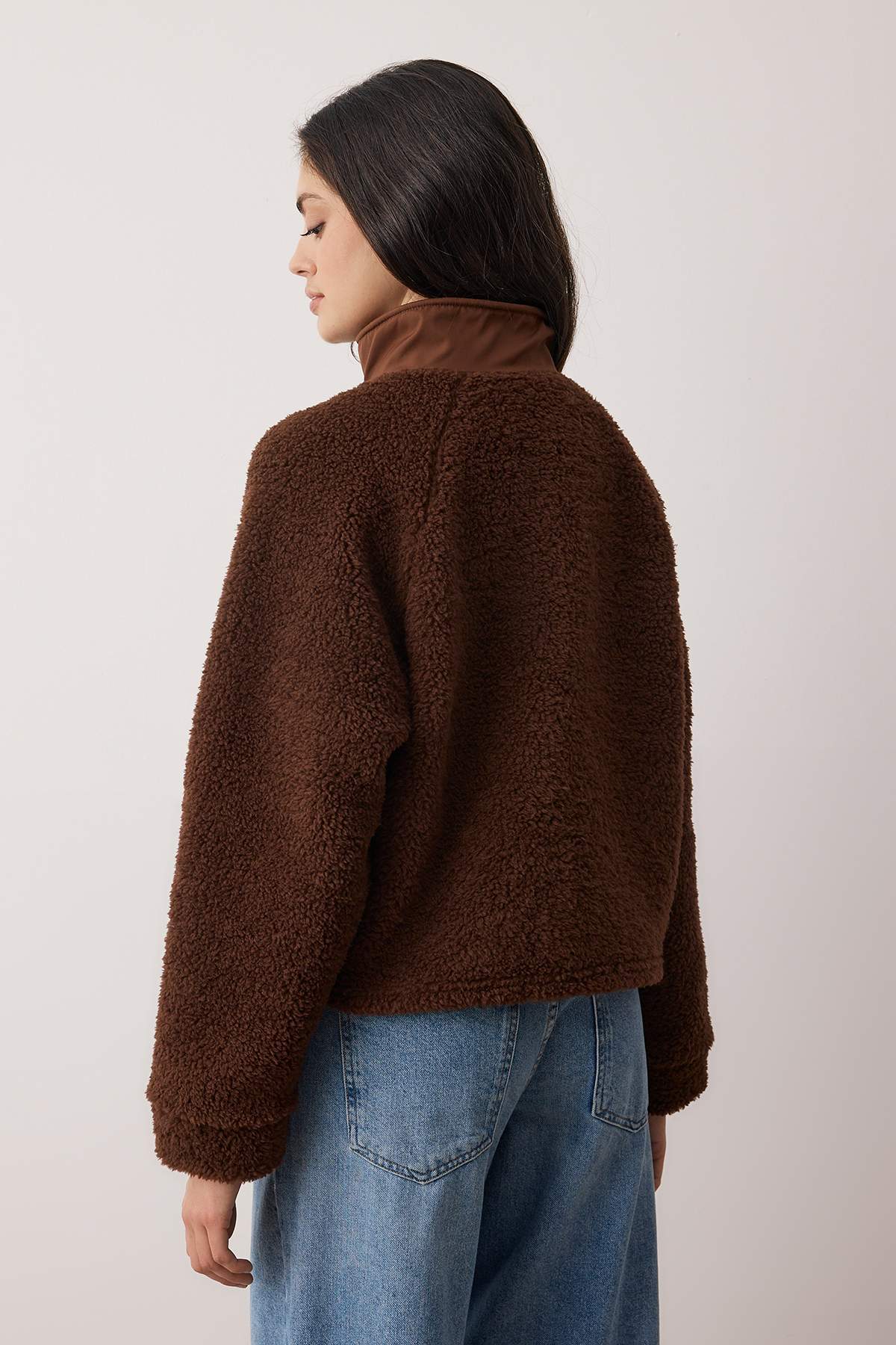 Trendyolmilla Koyu Kahverengi Peluş Regular/Normal Kalıp Dokuma Garnili Fermuarlı Örme Sweatshirt TWOAW25SW00139