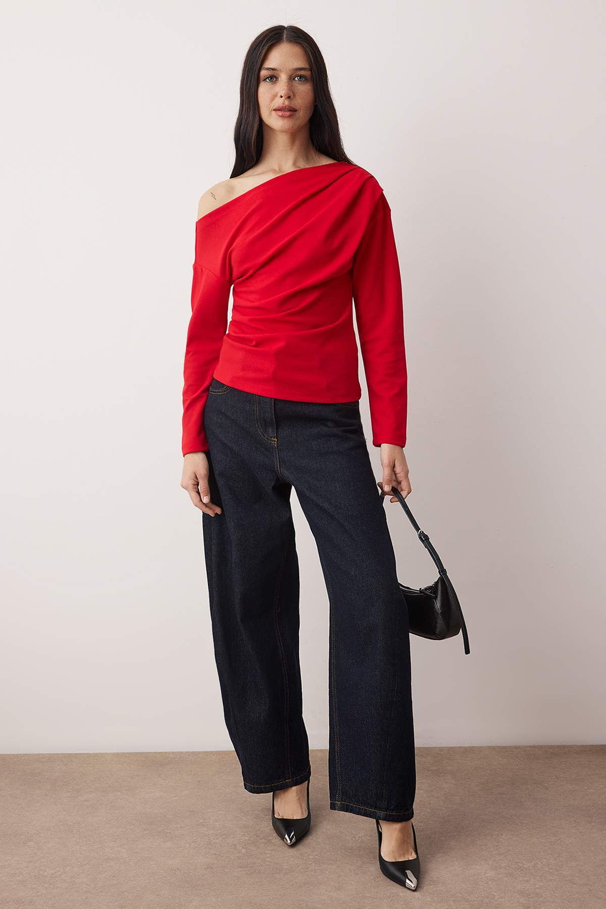 Trendyolmilla Kırmızı Büzgü/Drape Detaylı Dökümlü Asimetrik Yaka Örme Bluz TWOAW26BZ00138 Secondary image