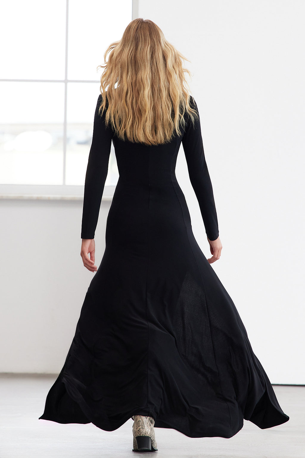 Trendyolmilla Limited Edition Kahverengi V Yaka Skater/Belden Açılan Esnek Maxi Örme Elbise TWOAW25EL00299