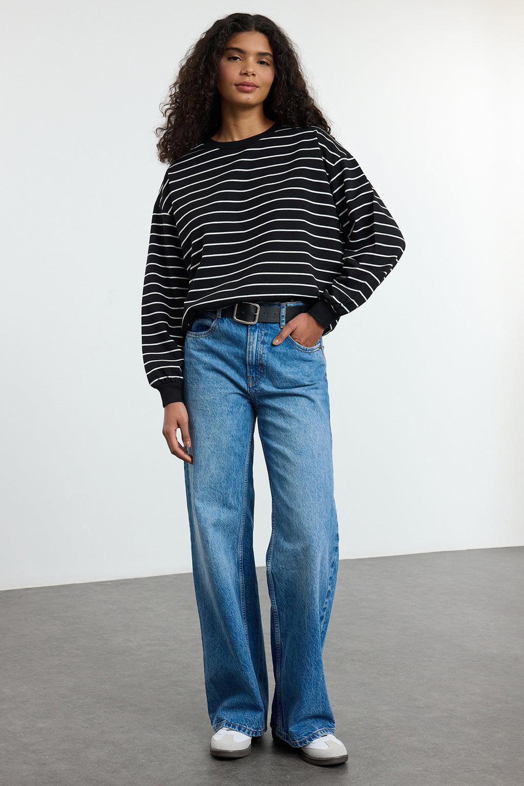 Siyah 2 İplik Bisiklet Yaka Çizgili Regular Örme Sweatshirt TWOAW25SW00324