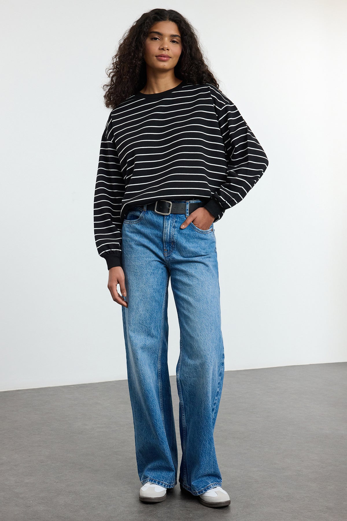Siyah 2 İplik Bisiklet Yaka Çizgili Regular Örme Sweatshirt TWOAW25SW00324