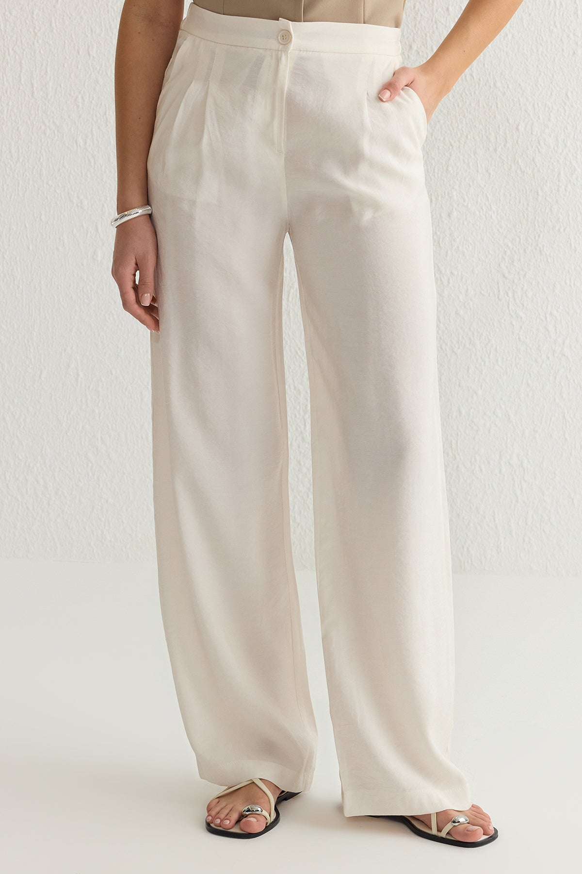 Trendyolmilla Bej Yumuşak Tuşeli Wide Leg/Geniş Paça Dokuma Pantolon TWOSS25PL00004