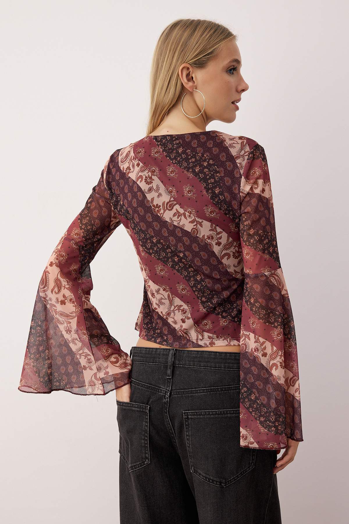 Trendyolmilla Çok Renkli Boho/Boho Chic Baskılı V yaka İspanyol Kol Tül Esnek Örme Bluz TWOAW26BZ00239
