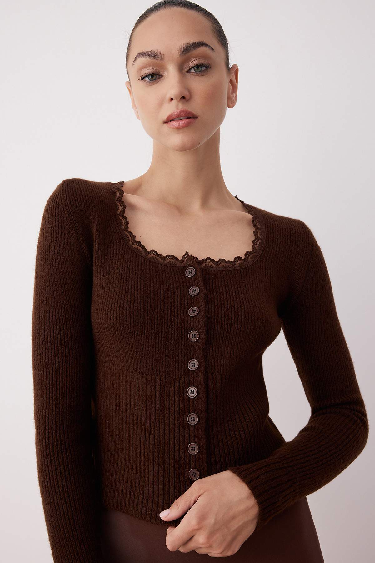 Trendyolmilla Kahverengi Crop Dantel Garnili Kare Yaka Yumuşak Dokulu Vücudu Saran Triko Hırka TWOAW26HI00061