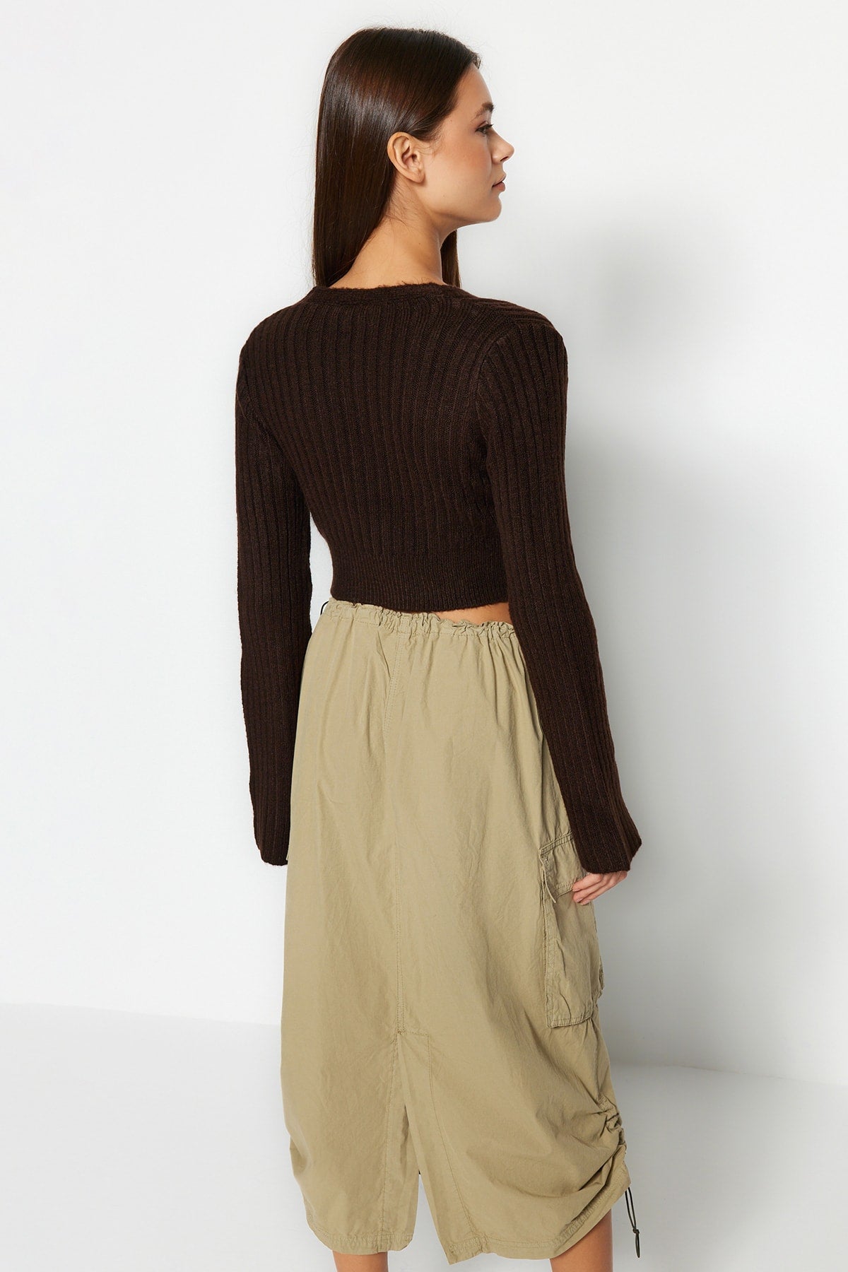 Trendyolmilla Kahverengi Crop Yumuşak Dokulu Kruvaze Triko Kazak TWOAW24KZ00381