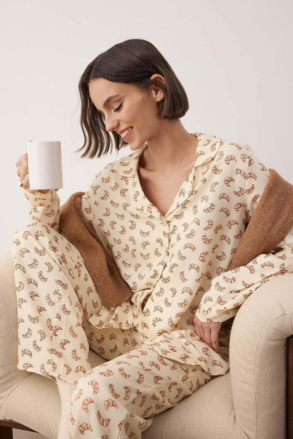 Çok Renkli Kruvasan Baskılı Viskon Dokuma Pijama Takımı THMAW26PT00105