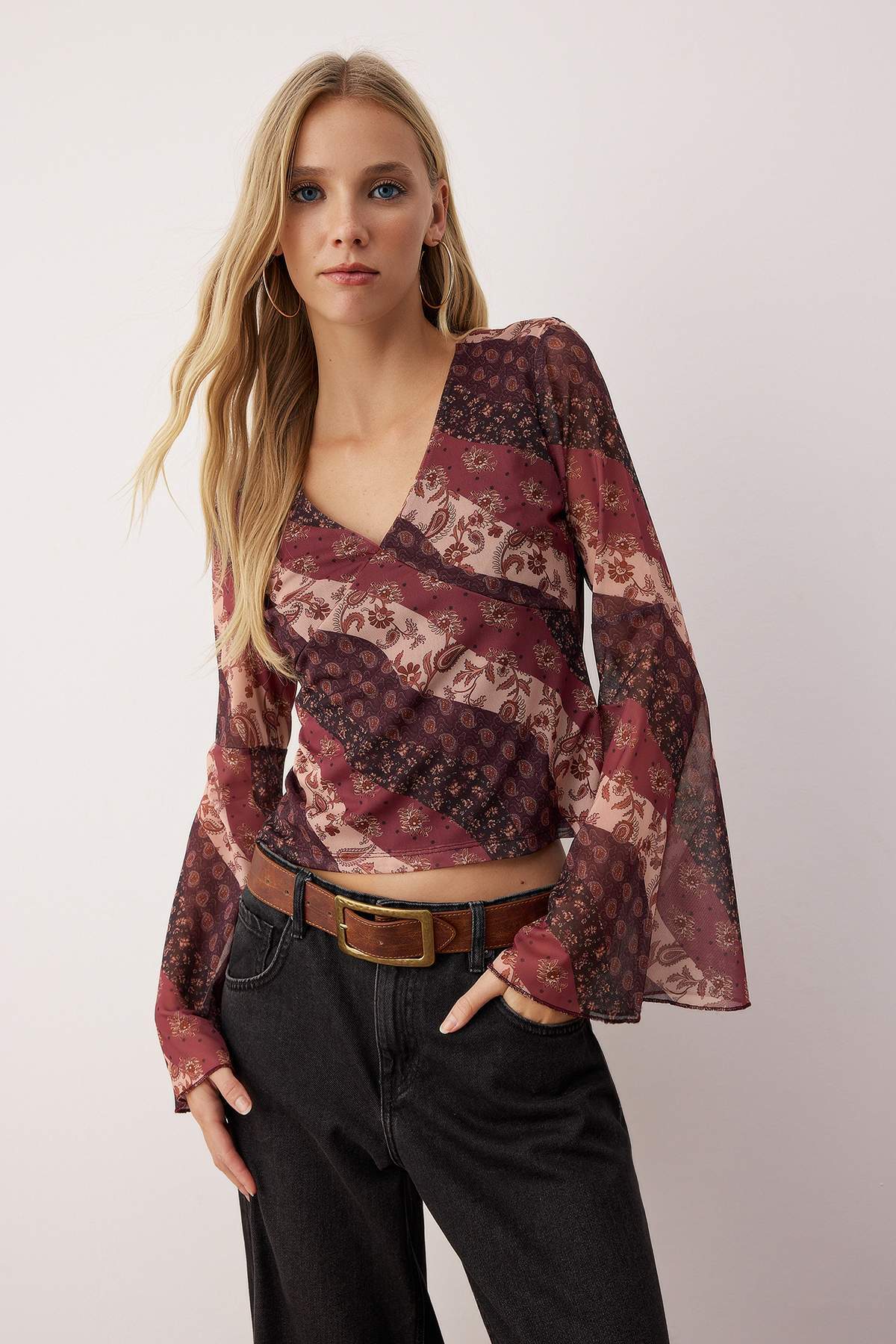 Trendyolmilla Çok Renkli Boho/Boho Chic Baskılı V yaka İspanyol Kol Tül Esnek Örme Bluz TWOAW26BZ00239