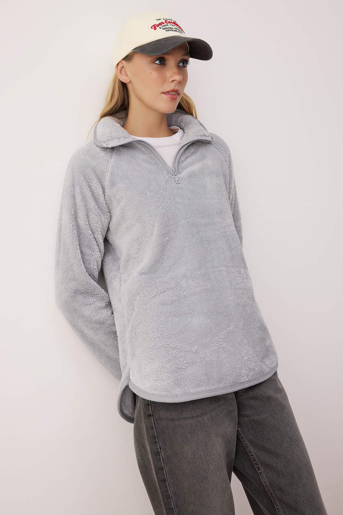 Gri Peluş Dik Yaka Yarım Fermuarlı Oversize/Geniş Kalıp Örme Sweatshirt TWOAW26SW00138