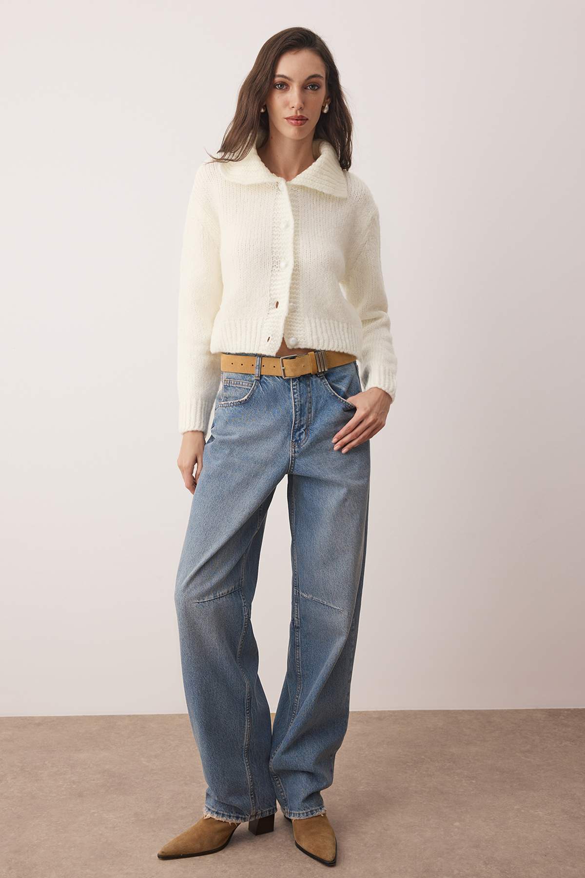 Trendyolmilla Ekru  Oversize/Geniş Kalıp Crop  Triko Hırka TWOAW26HI00179 Secondary image
