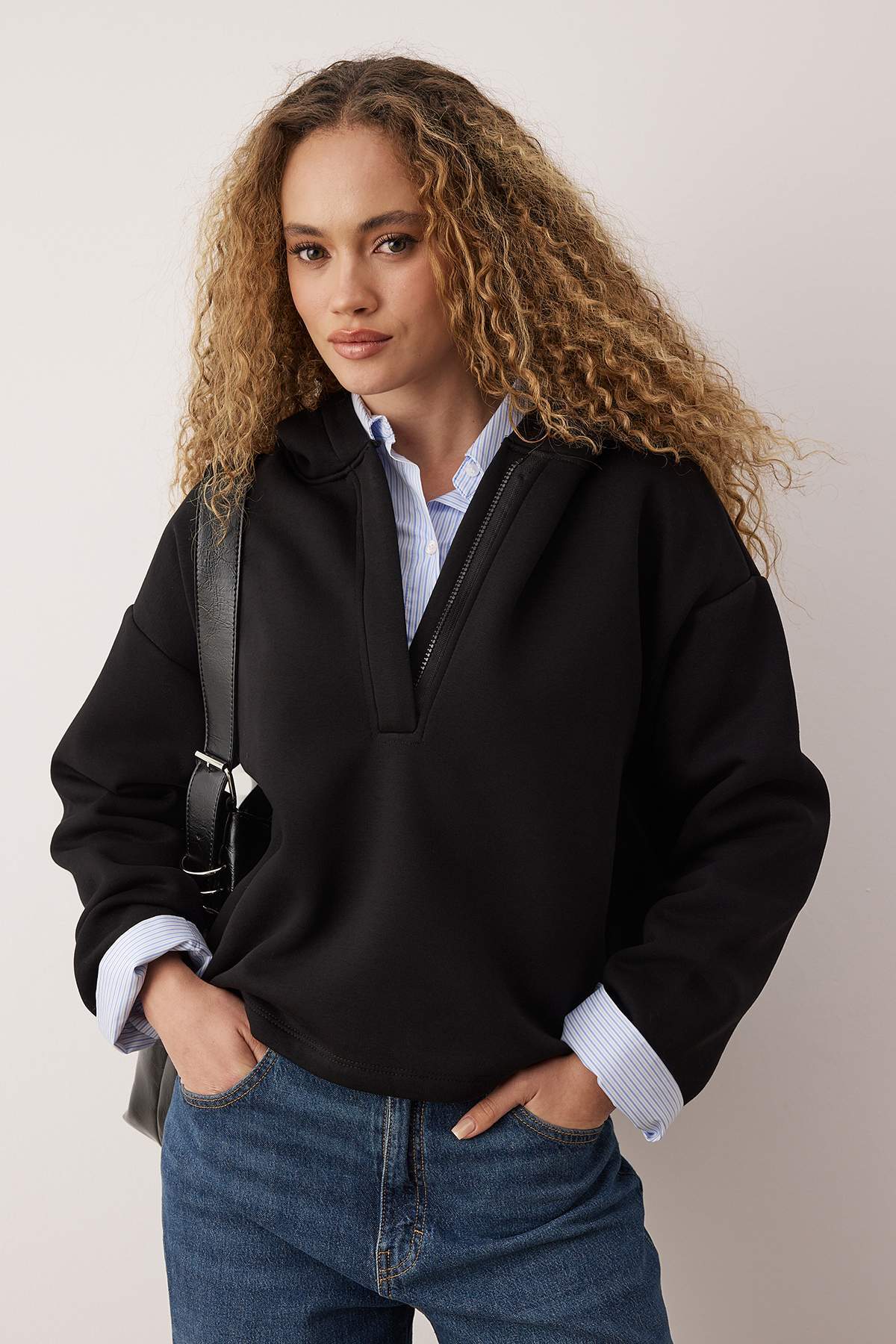 Trendyolmilla Siyah Kalın İçi Polarlı Yarım Pat Fermuarlı Oversize Kapüşonlu Örme Sweatshirt TWOAW26SW00060