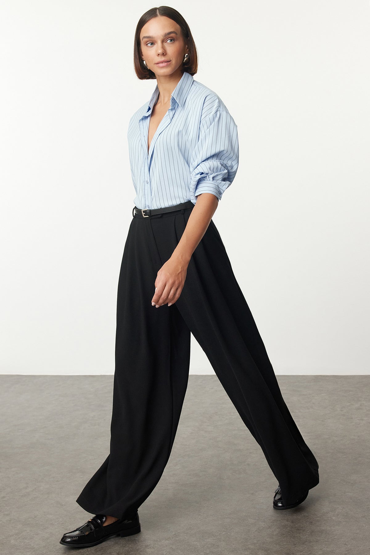 Trendyolmilla Siyah Kemerli Pilili Wide Leg/Extra Geniş Paça Dokuma Palazzo Pantolon TWOAW25PL00032