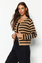 Trendyolmilla Ekru Yumuşak Dokulu Çizgili Fitted Triko Hırka TWOAW24HI00040