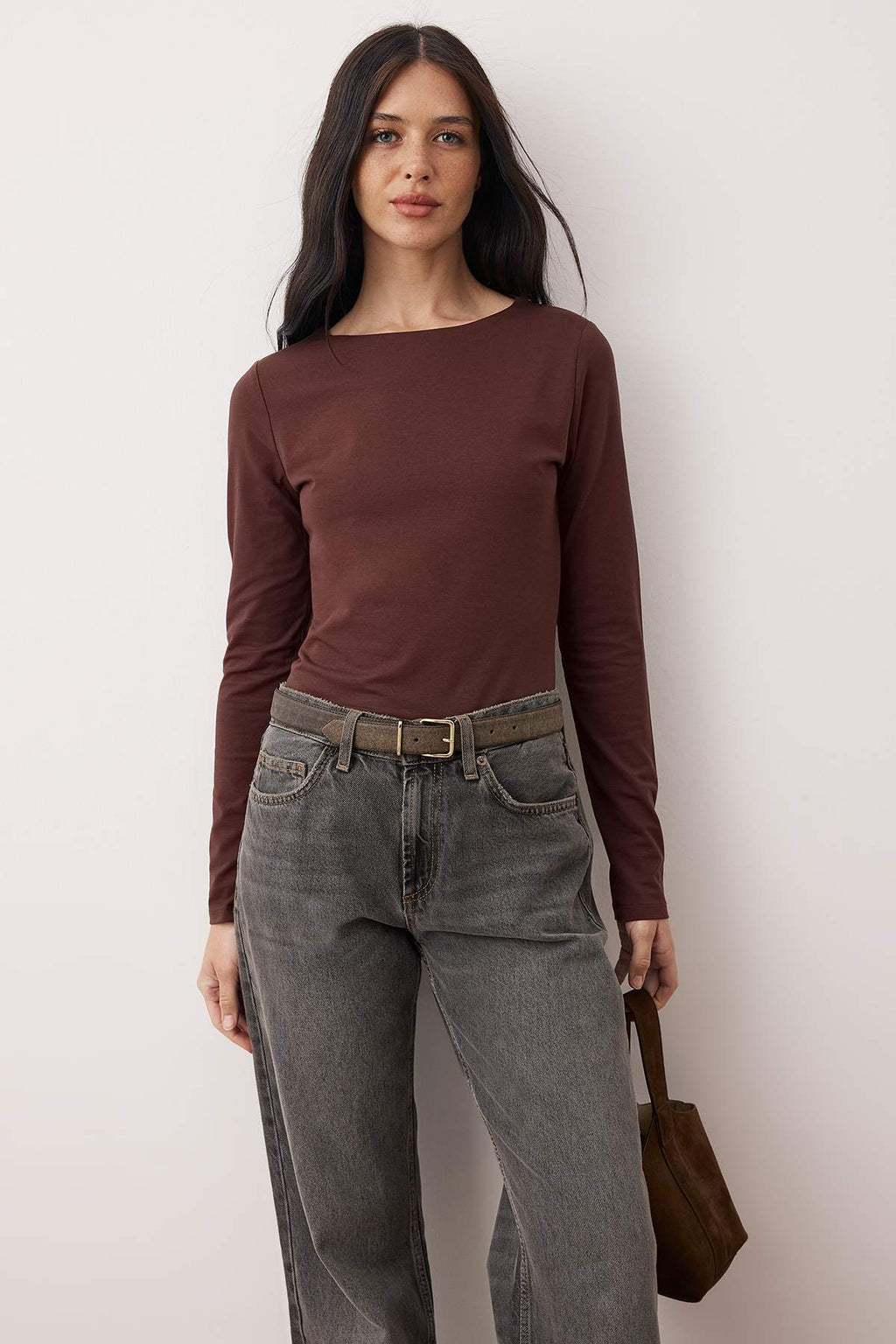 Trendyolmilla Kahverengi Pamuklu Kayık Yaka Fitted/Vücuda Oturan Esnek Bluz TWOAW24BZ00166